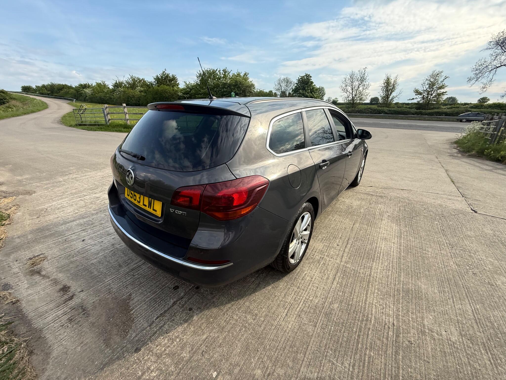 Vauxhall Astra 1.7 CDTi ecoFLEX SRi Sports Tourer Euro 5 5dr — photo 72 of 86